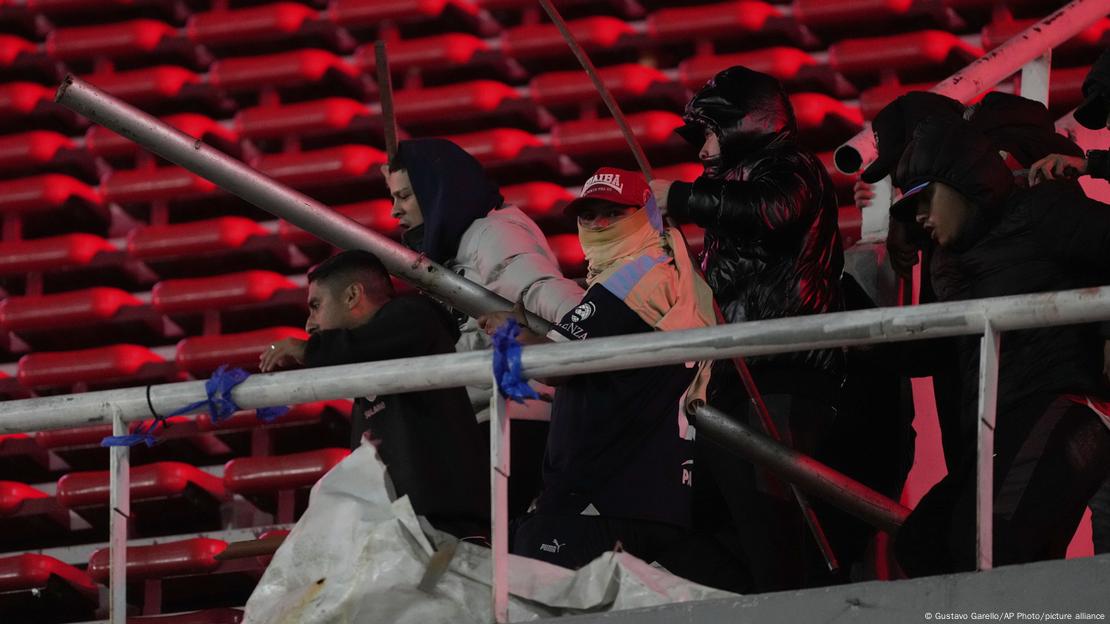 Hinchas del Independiente sostienen barras de metal durante los enfrentamientos (20.08.2025)