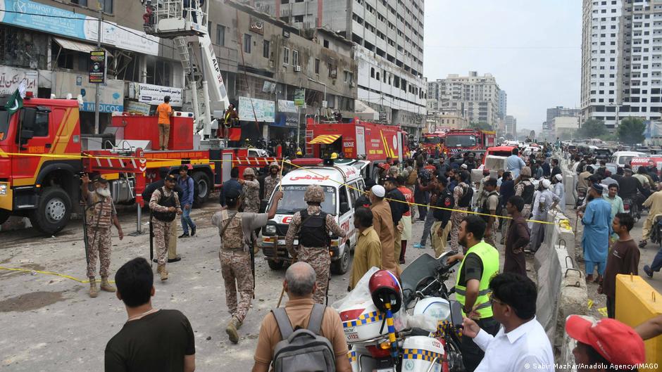 4カラチで殺された花火で倉庫爆発 –  DW  –  2012年8月22日