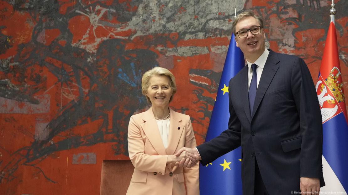 Ursula von der Leyen dhe Aleksandar Vuçiç shtrëngojnë duart në Beograd Ursula von der Leyen dhe Aleksandar Vuçiç shtrëngojnë duart në Beograd