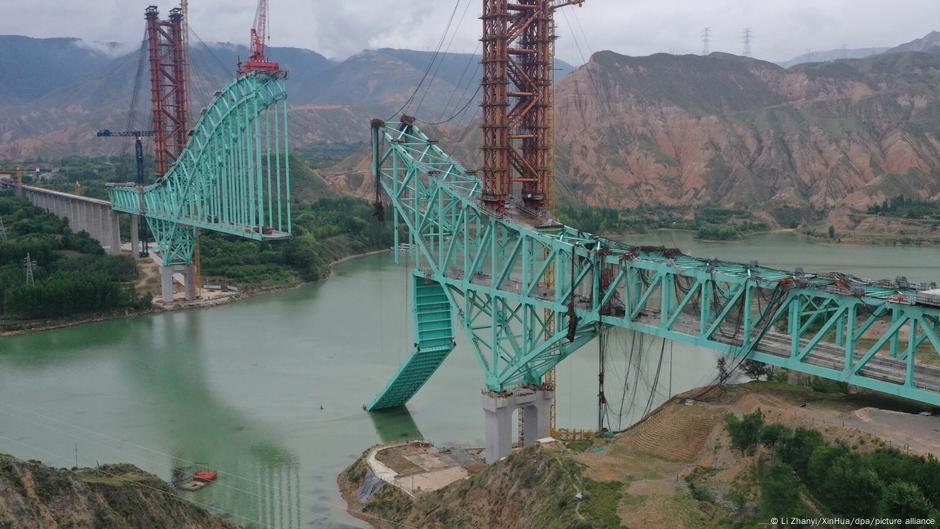 Derrumbe de puente deja al menos 12 muertos en China – DW – 22/08/2025