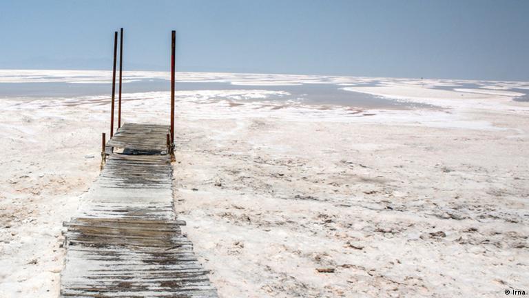بستر خشکیده دریاچه ارومیه