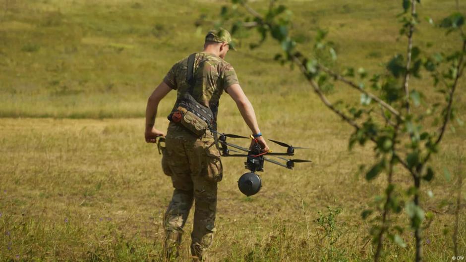 Ukrajinski pilot priprema dron sa optičkim kablom za akciju