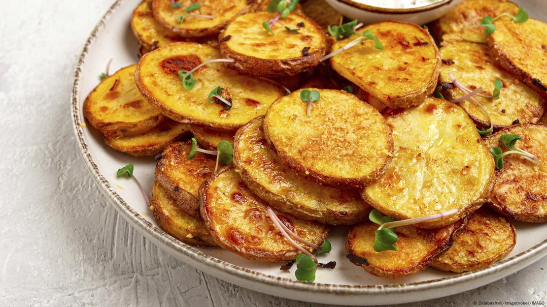 Los investigadores analizaron diferentes métodos de preparación de patatas y descubrieron que las versiones horneadas no mostraron la misma asociación con el riesgo metabólico que presentaron las fritas.