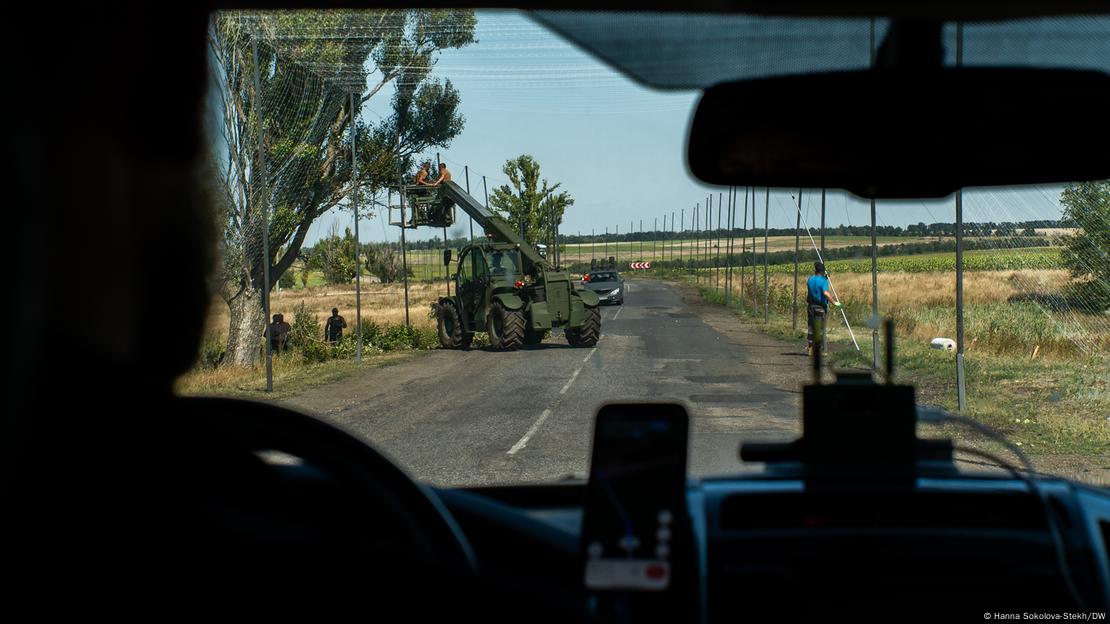 Военные устанавливают над трассой антидроновую сетку, Донецкая область, 21 августа 2025 года