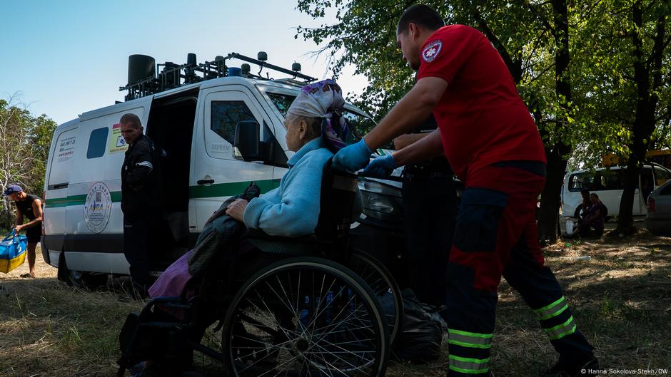 Volonter pomaže ženi tokom evakuacije u Donjeckoj oblasti