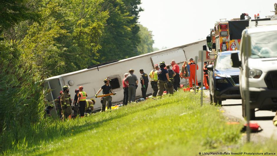 Accidente de autobús turístico en Nueva York deja 5 muertos – DW – 23/08/2025