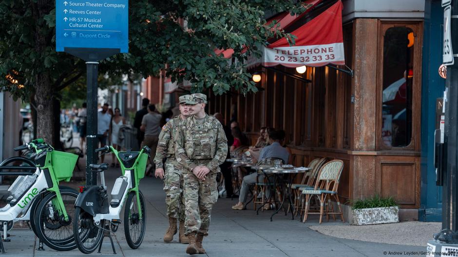 US: National Guard troops carry weapons in Washington, DC – DW – 08/25/2025