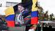 En la imagen una mujer porta una bandera de Colombia que tiene la foto de Miguel Uribe Turbay al centro. En la imagen una mujer porta una bandera de Colombia que tiene la foto de Miguel Uribe Turbay al centro.