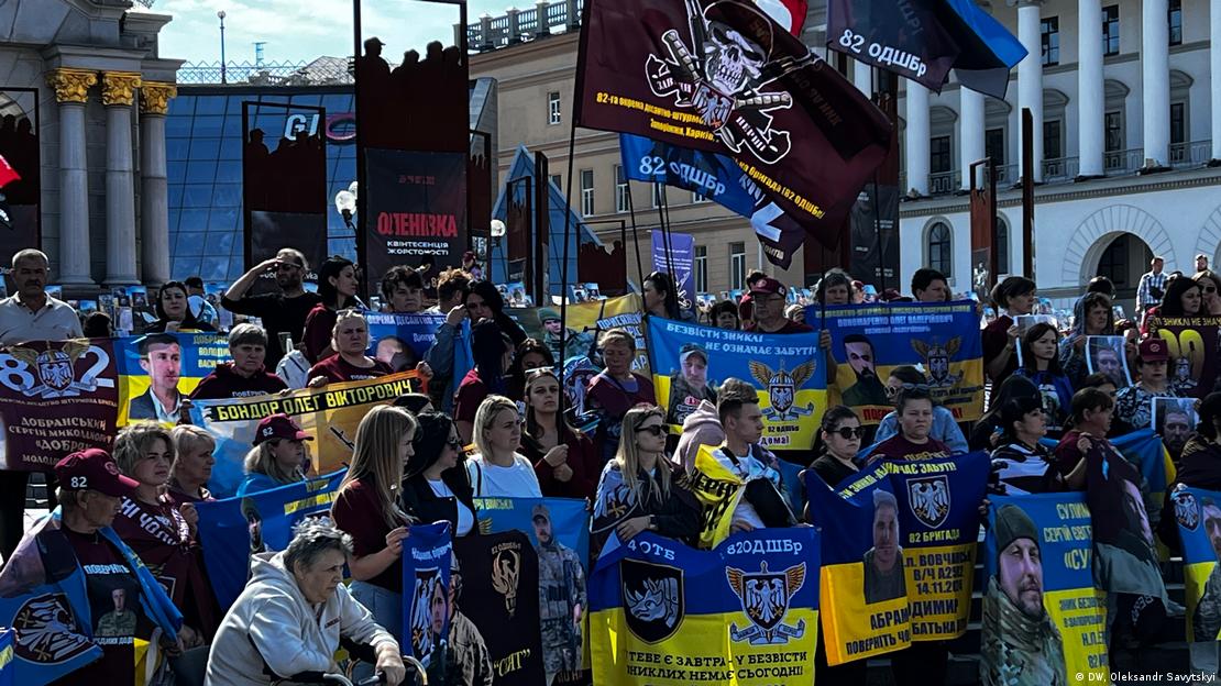 Manifestación de familiares de soldados desaparecidos en la Plaza de Maidán, en Kiev, para exigir a Zelenski que se los encuentre.