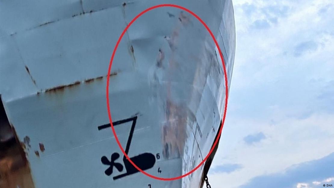 Arel 7 adlı kuru yük gemisinin ön tarafında sürtme ve çarpma izleri görülüyor