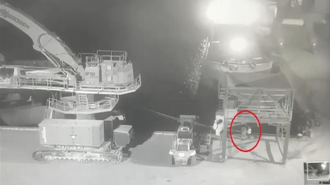 Yukay'ın teknesine çarptığı iddia edilen geminin kaptanı C.T., İzmit limanında geminin ön tarafına doğru bakıyor