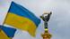 Монумент на Майдані незалежності та синьо-жовтий стяг Монумент на Майдані незалежності та синьо-жовтий стяг