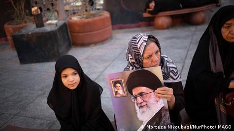 تصویر علی خامنه‌ای در دست یک زن در مراسم اربعین ۱۴۰۴ در تهران
