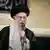 El ayatolá Alí Jamenei habla micrófono en mano durante una ceremonia de duelo por los comandantes militares y los científicos que murieron en la guerra de 12 días de Irán con Israel, en Teherán, Irán, el 29 de julio de 2025.