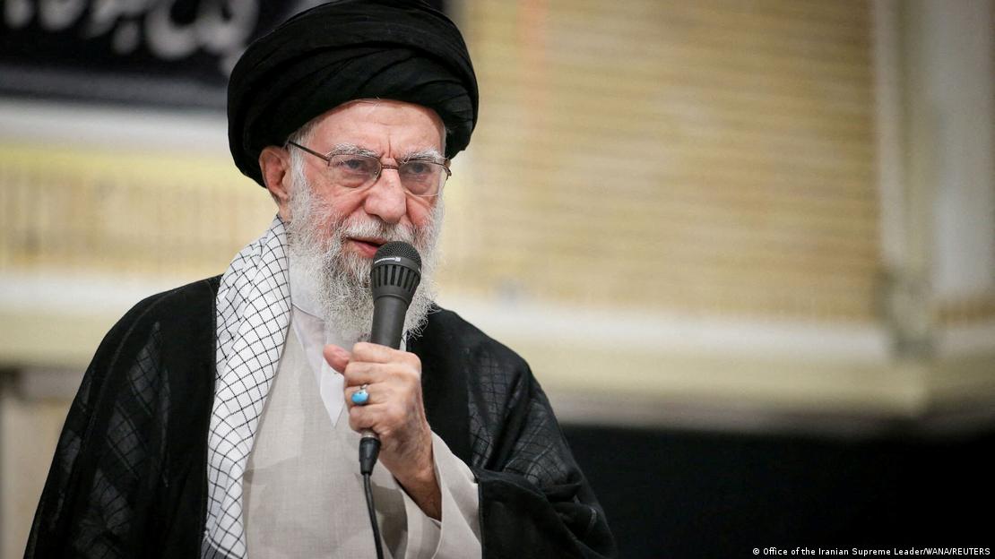 İran'ın dini lideri Ali Hamaney elinde tuttuğu mikrofona konuşurken.