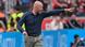 Erik ten Hag, entrenador del club Leverkusen, haciendo un gesto en el que extiende la mano y apunta con el dedo índice. Erik ten Hag, entrenador del club Leverkusen, haciendo un gesto en el que extiende la mano y apunta con el dedo índice.