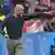 Erik ten Hag, entrenador del club Leverkusen, haciendo un gesto en el que extiende la mano y apunta con el dedo índice.