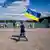 Украинским мужчинам в возрасте от 18 до 22 лет разрешили выезд за границу. На фото: мужчина с флагом Украины на набережной в Майнце