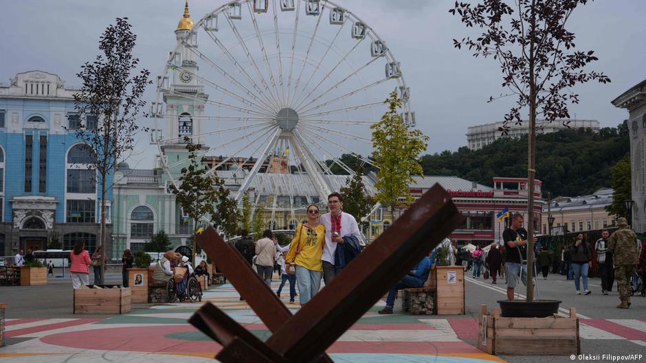 У Києві на Подолі демонтують "Панорамне колесо огляду" – DW – 26.12.2025