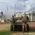 Бойцы Национальной гвардии США и ватомобиль Humvee у вокзала в Вашингтоне