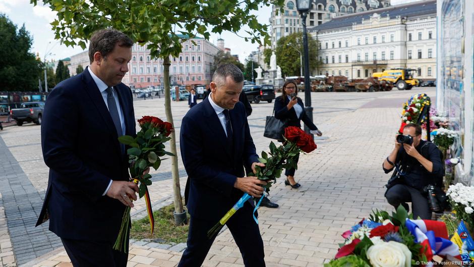 Lars Klingbajl i Sehij Marčenko polažu cveće pred Memorijalnim zidom za pale ukrajinske vojnike u Kijevu