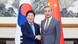 中国外长王毅与韩国总统特使朴炳锡握手 中国外长王毅与韩国总统特使朴炳锡握手