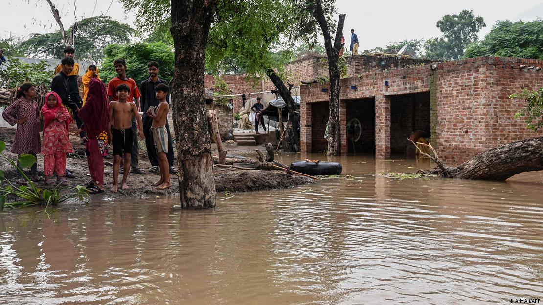 قصور کے گاؤں حاکو والا میں پوری پوری بستیاں زیر آب ہیں، تباہ شدہ مکانات کے باہر ایک درخت کے نیچے کھڑے بچے تباہی کا منظر دیکھ رہے ہیں 