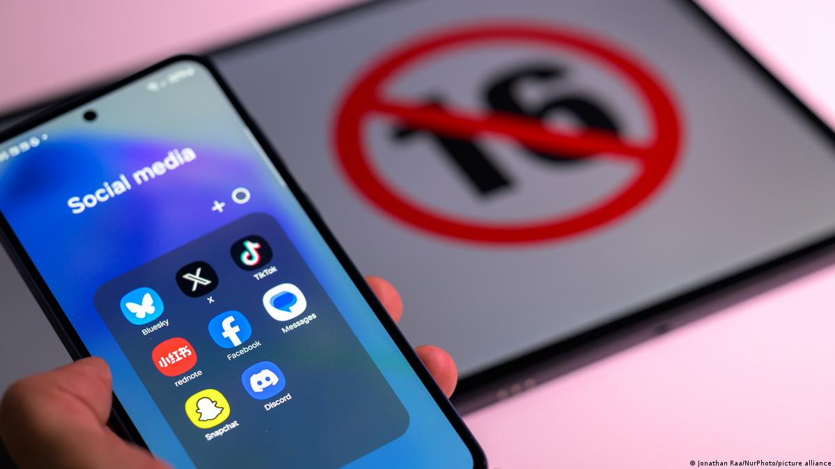 EU lawmakers back plan for social media age rules