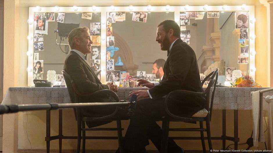 Džordž Kluni (levo) i Adam Sandler glume u filmu „Džej Keli“, jednom od brojnih naslova sa zvezdama koji će biti prikazani na Veneciji