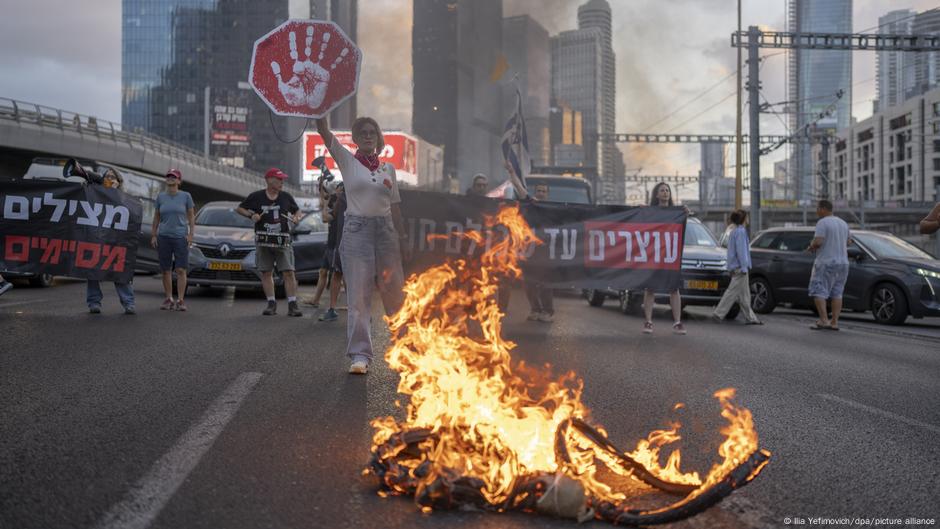 Manifestantes en Israel urgen acuerdo sobre rehenes – DW – 26/08/2025