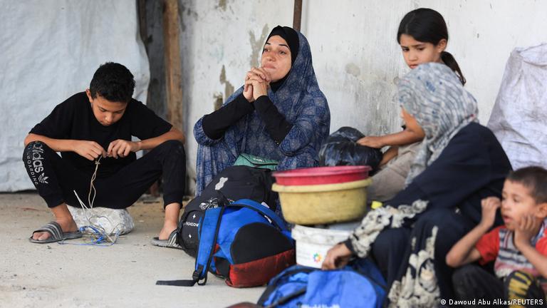Yerinden eddilmiş bir Filistinli aile Gazze'deki bir hastanede bekliyor Yerinden eddilmiş bir Filistinli aile Gazze'deki bir hastanede bekliyor