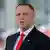 Prezydent Karol Nawrocki przemawia w garniturze i krawacie