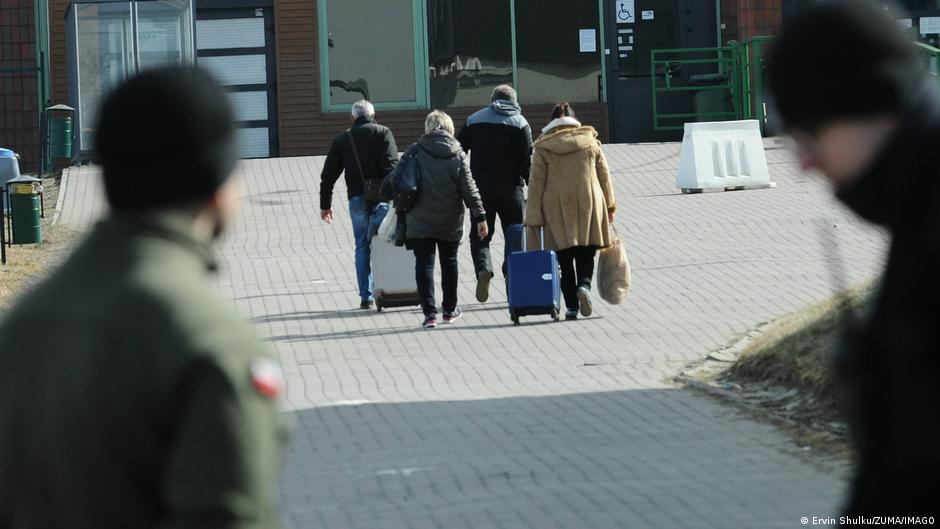 МОМ: 325 тисяч українців можуть знову виїхати через удари РФ