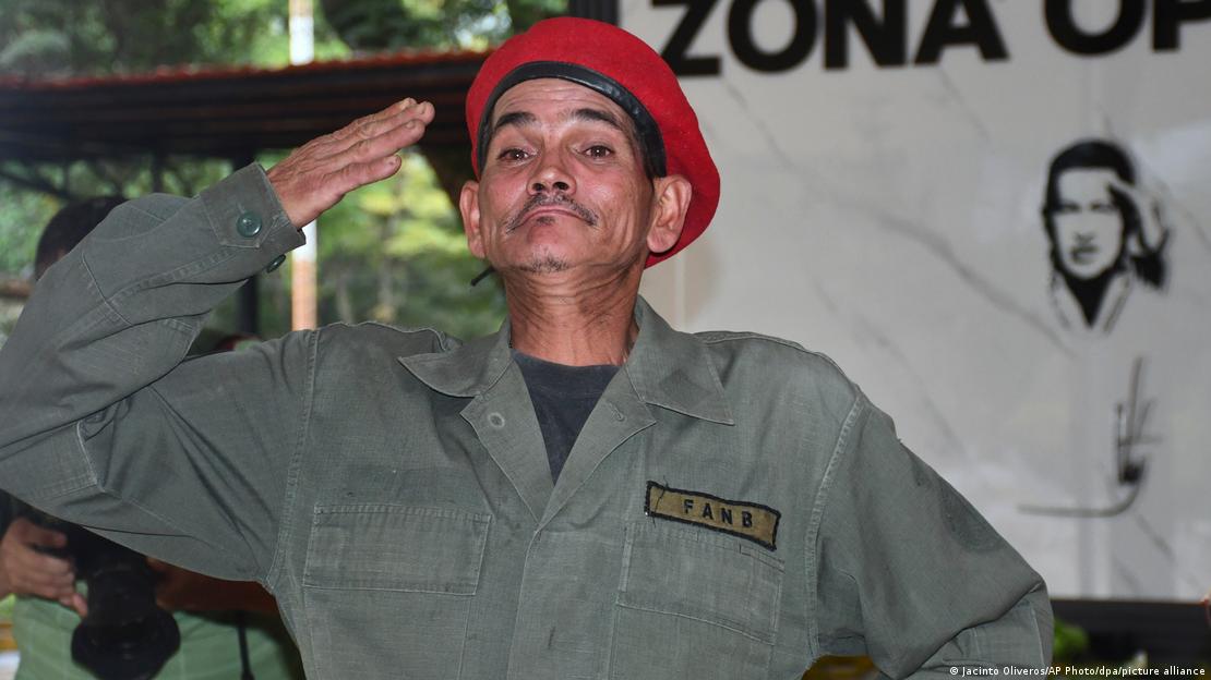 Un miliciano hace un saludo militar.