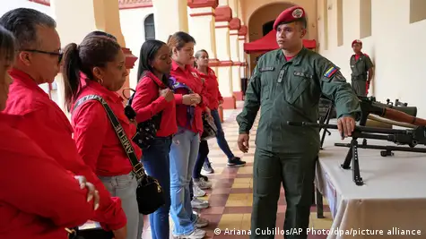 Maduro llamó a sus seguidores a que se enlisten como "milicianos" para hacer frente a la supuesta amenaza de Estados Unidos contra su gobierno
