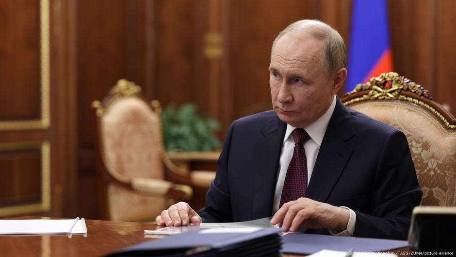 Putin: Western troops in Ukraine would be fair 'targets' DW 09/05/2025