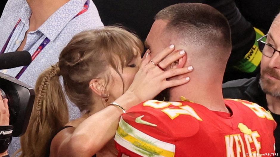 Taylor Swift und Travis Kelce geben Verlobung bekannt.
