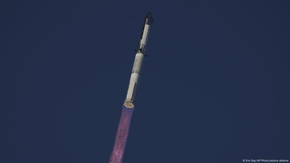 SpaceX's Starship shows it can put satellites into orbit  DW  08/27/2025