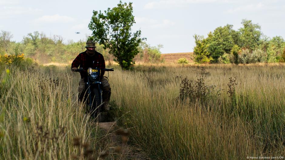 Oleksij sa svojim „trofejem“, zarobljenim ruskim motociklom