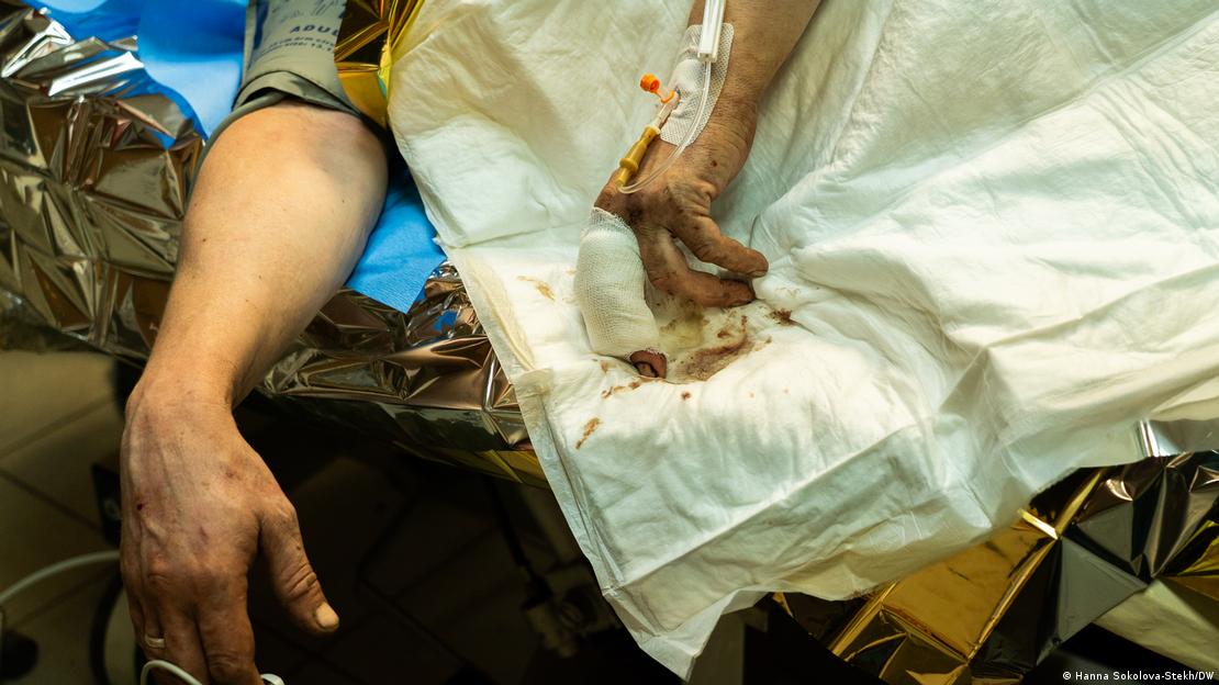 Ukrainë Donezk 2025 | Një ushtar i plagosur i shtrirë në një spital të improvizuar