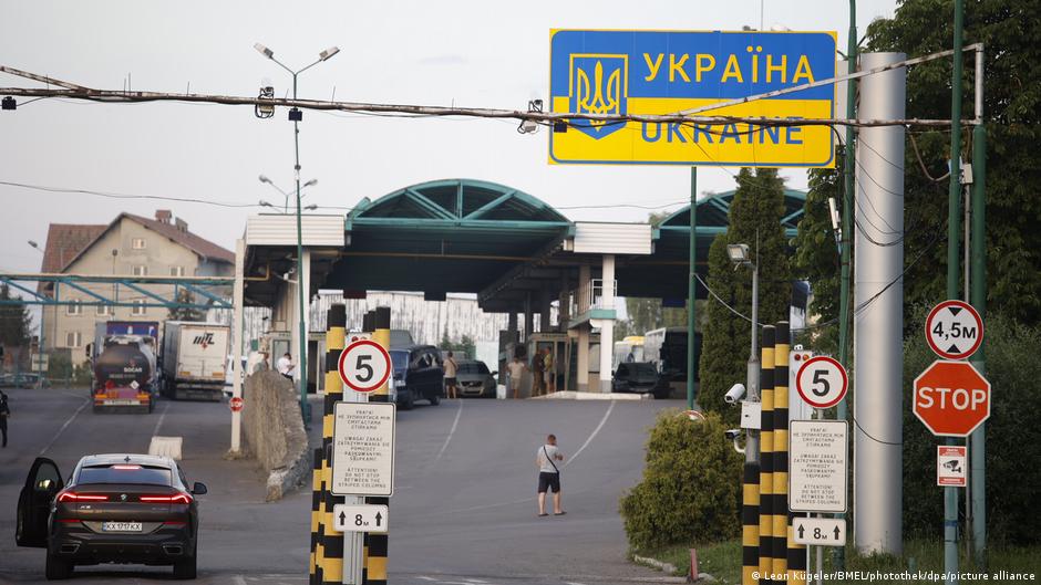 Топпосадовців ДПСУ викрили на хабарях з контрабанди цигарок