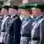 Rekrutinnen und Rekruten der Bundeswehr stehen in mehreren Reihen 