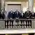 Gabinete de ministros posando junto a una balaustrada.