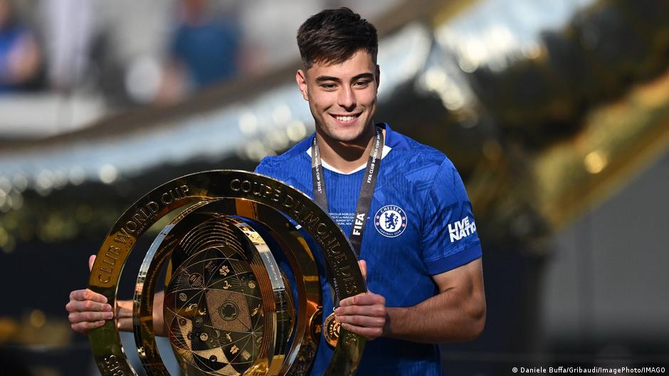 Aarón Anselmino llega cedido al Borussia Dortmund – DW – 27/08/2025