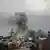 Humo gris saliendo de un edificio.