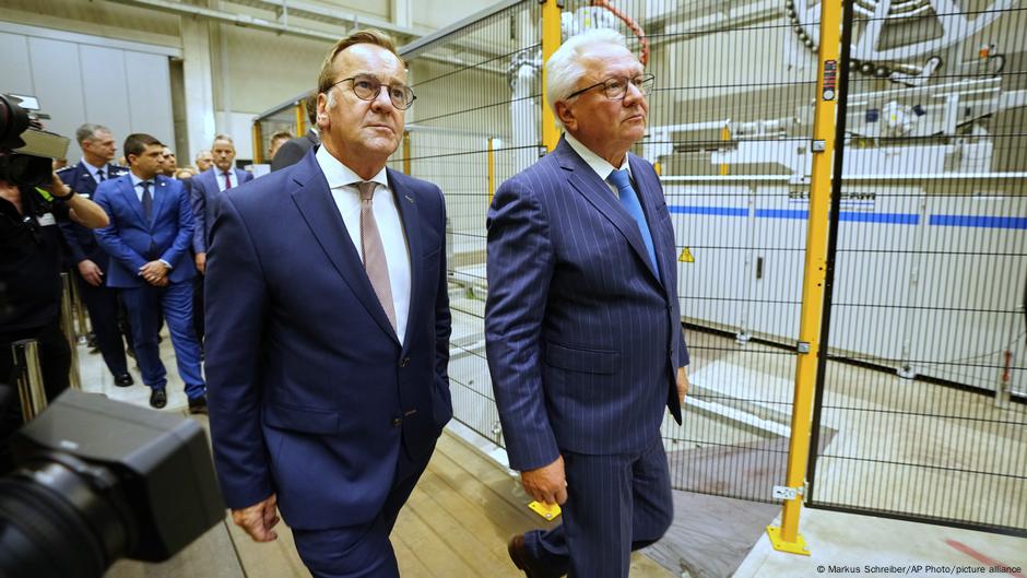 Ministar odbrane Boris Pistorijus (levo) i šef Rajnmetala Armin Paperberger 27.08.2025. na otvaranju nove fabrike artiljerijske municije u Unterlisu