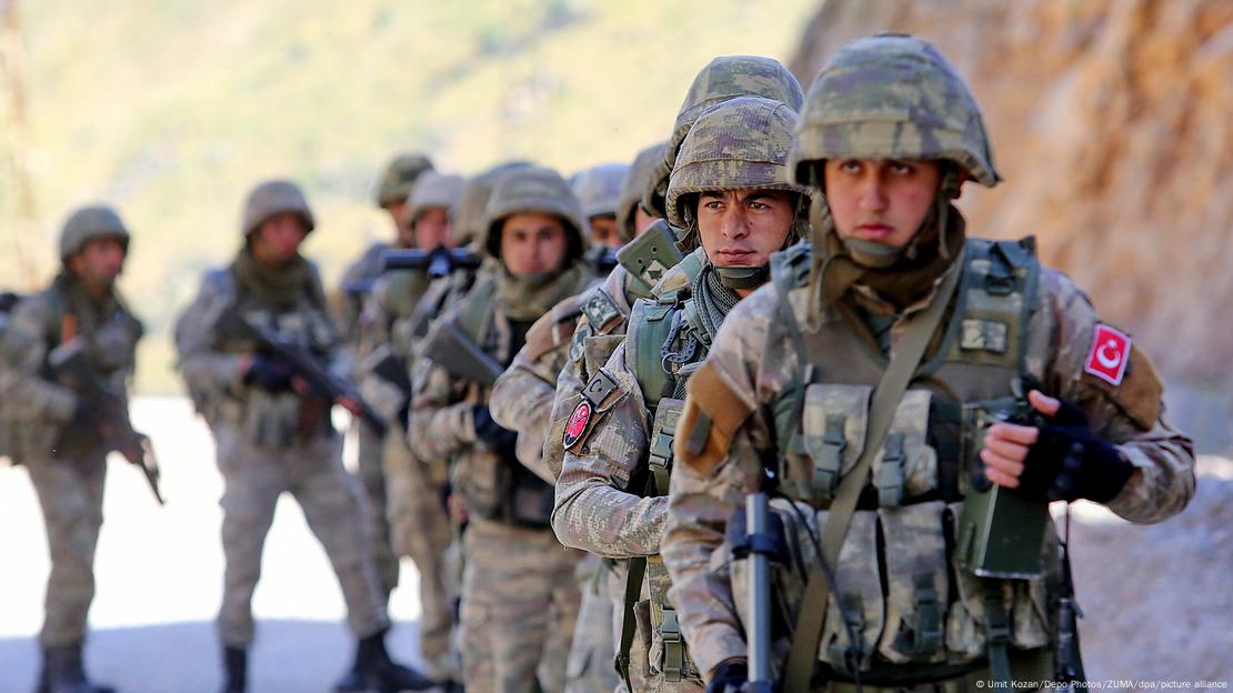Турски војници патролираат во патрола