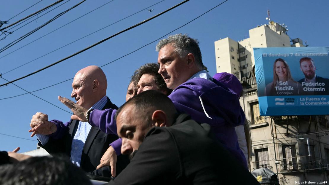 Javier Milei y su comitiva en la Provincia de Buenos Aires, durante un acto de campaña en el que les arrojaron piedras.