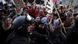 manifestantes con banderas le gritan a fuerzas de seguridad.