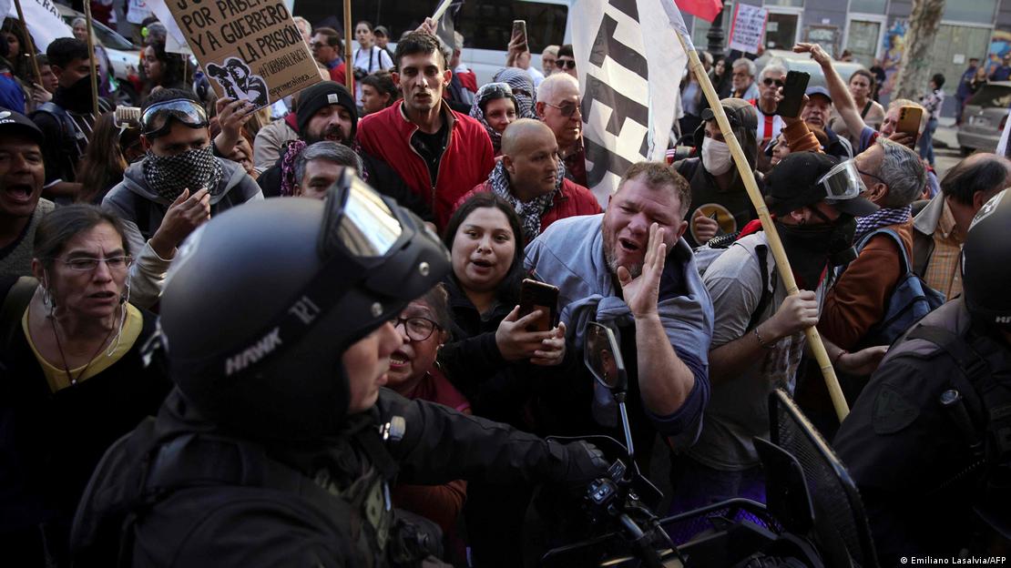manifestantes con banderas le gritan a fuerzas de seguridad.